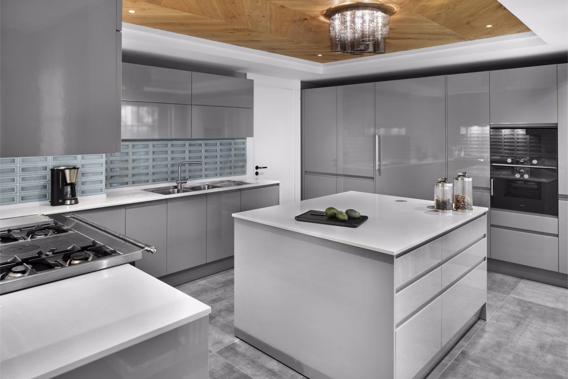 Açık renk Belenco tezgâhlı, adalı modern mutfak